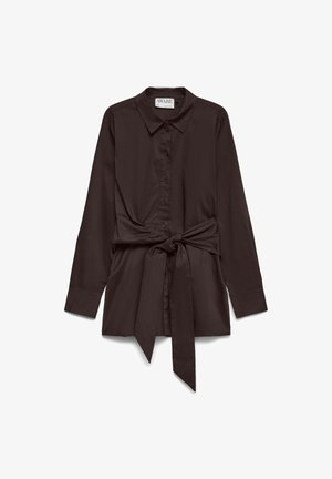Mørk brun langermet skjorte med knapper, krage og bredt stoffbelte knytt foran i midjen.