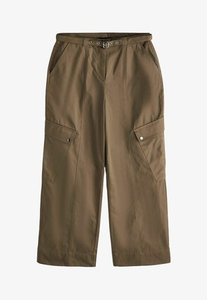 Barna cargo nadrág széles szárakkal, sima anyagból készült. Több zsebből, gombos záródásból és fém díszítéssel ellátott övből áll.