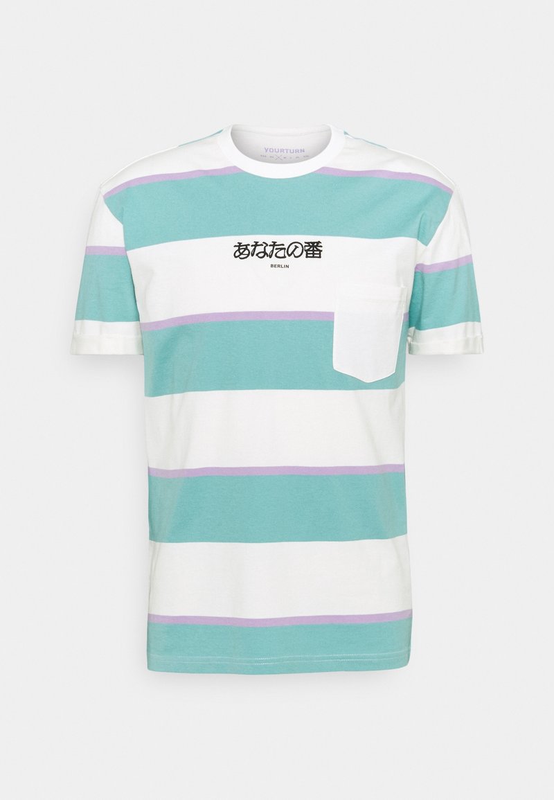 Camiseta de algodón con rayas horizontales en verde azulado, blanco y lavanda, que presenta un bolsillo frontal y texto en negro en japonés y "BERLÍN."