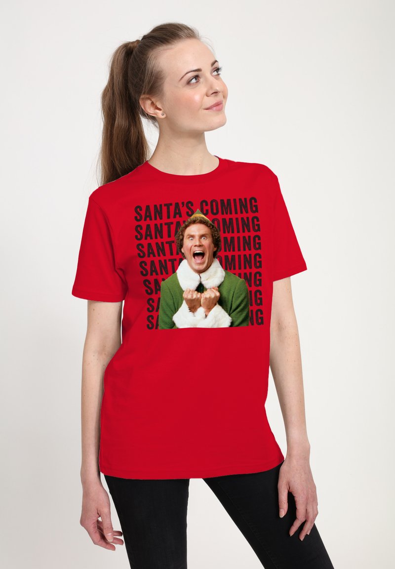 Rød bomulds T-shirt med et grafisk motiv af en karakter i et grønt outfit med hvid pels. Teksten "SANTA'S COMING" står i et sort gentaget mønster.