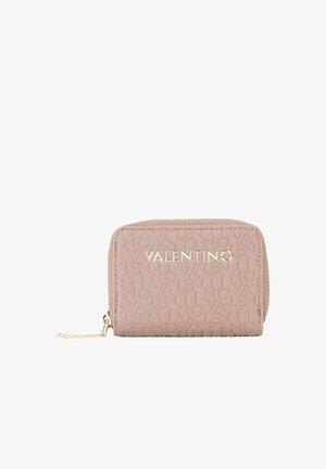 Cartera con cremallera alrededor en cuero texturizado rosa claro con logo estampado en relieve, herrajes dorados y un llavero adjunto.