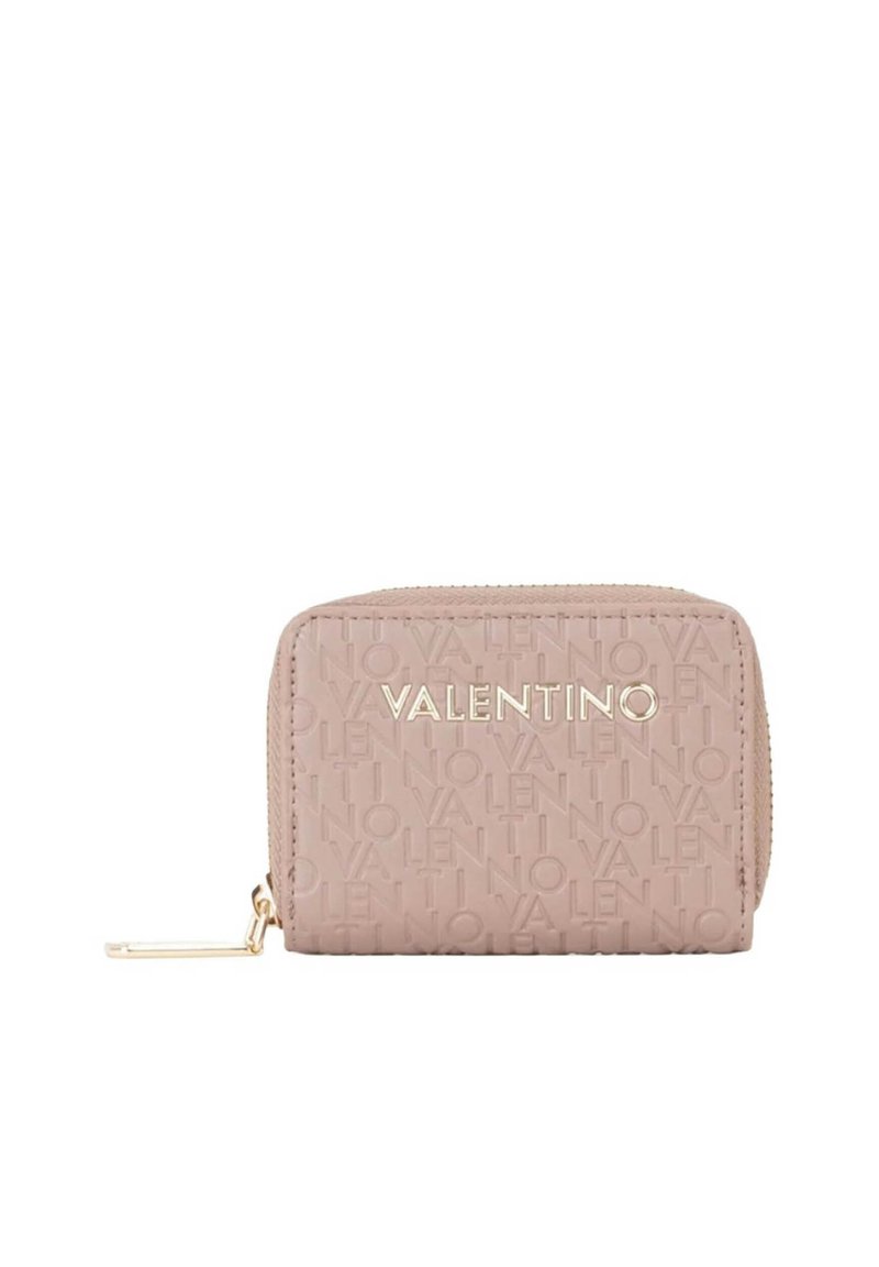 Cartera con cremallera alrededor en cuero texturizado rosa claro con logo estampado en relieve, herrajes dorados y un llavero adjunto.