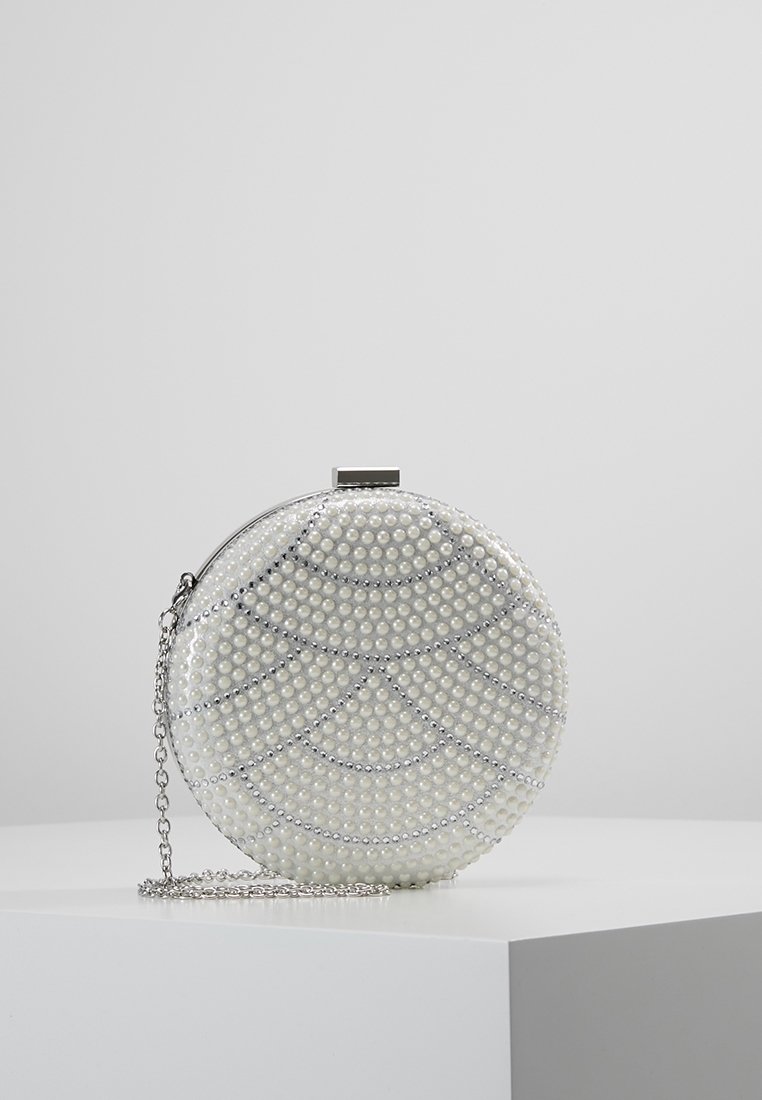 Okrągła, biała kopertówka z cekinów, z srebrnymi akcentami i łańcuszkowym paskiem, z teksturowanym wzorem przypominającym nakładające się fale.
