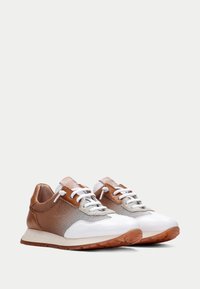 Sneaker da uomo con tomaia in rete, dettagli in pelle marrone, suola bianca, lacci tondi e finitura texturizzata. Design comodo e leggero.