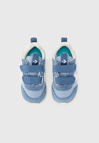 Chaussures pour tout-petits de couleur bleu clair avec deux bandes Velcro, une semelle intermédiaire blanche et un dessus en tissu texturé avec une semelle intérieure bleue contrastante.