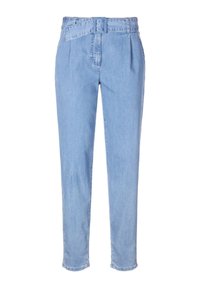 Hellblaue Jeanshose mit gerafftem Bund, vorne gelegten Falten und einem zulaufenden Bein mit weicher Textur.