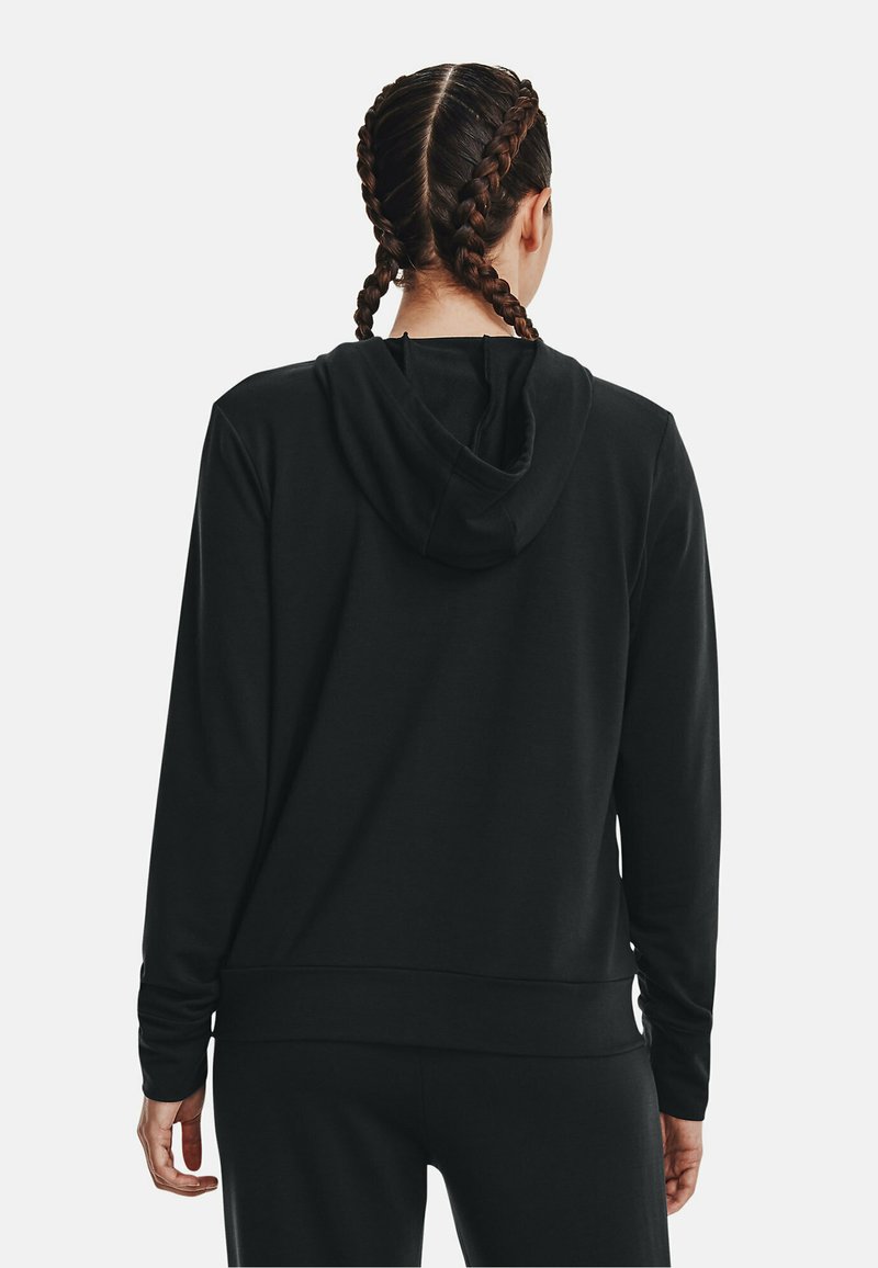 Sudadera con capucha negra hecha de una tela suave, con mangas largas, un diseño sencillo y un dobladillo acanalado. Sin patrones ni herrajes destacables.