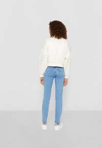 Urban Classics LADIES SHORT OVERSIZED SATIN BOMBER JACKET - Bomberjacks - whitesand