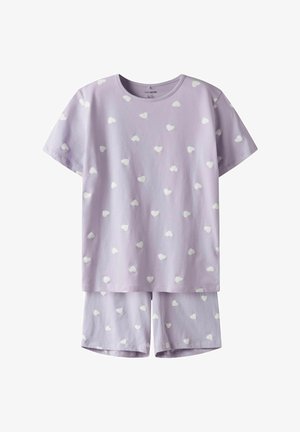 Lilas pižamos komplektas, pagamintas iš minkštos medžiagos, su trumpomis rankovėmis marškinėliais, dekoruotais baltais širdelių raštais, ir atitinkančiomis šortais su tokio paties dizaino raštais.