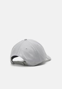 Casquette grise en tissu lisse, avec une couronne arrondie et un visière courbé. Sangle ajustable à l'arrière avec plusieurs trous de taille.