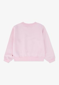 Sweatshirt rose clair avec des manches longues et des poignets côtelés. Présente un col rond et une coupe décontractée, montrée de dos.