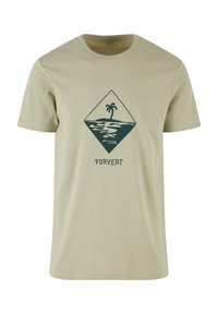 Camiseta de algodón color caqui claro con un gráfico de un diamante que incluye una palmera, agua y la palabra "FORVERT" debajo del diseño en verde oscuro.