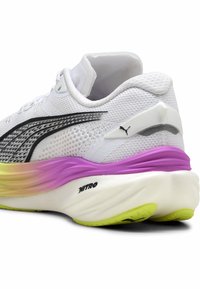 Puma DEVIATE NITRO - Hardloopschoenen voor op de weg - white pure magenta