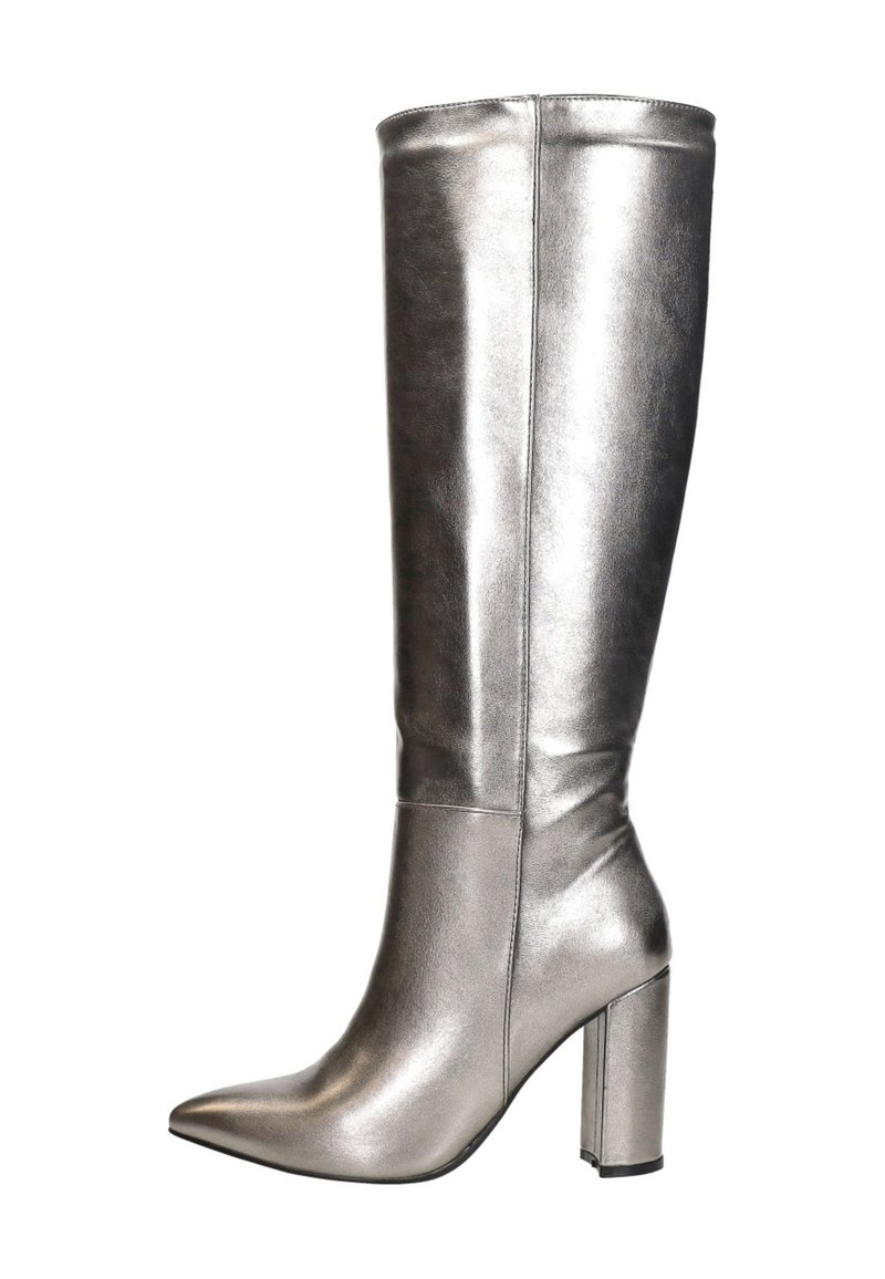 Zilveren kniehoge laars gemaakt van glanzend metallic materiaal. Heeft een puntige neus en een chunky rechthoekige hak. Glad oppervlak met minimale accenten.