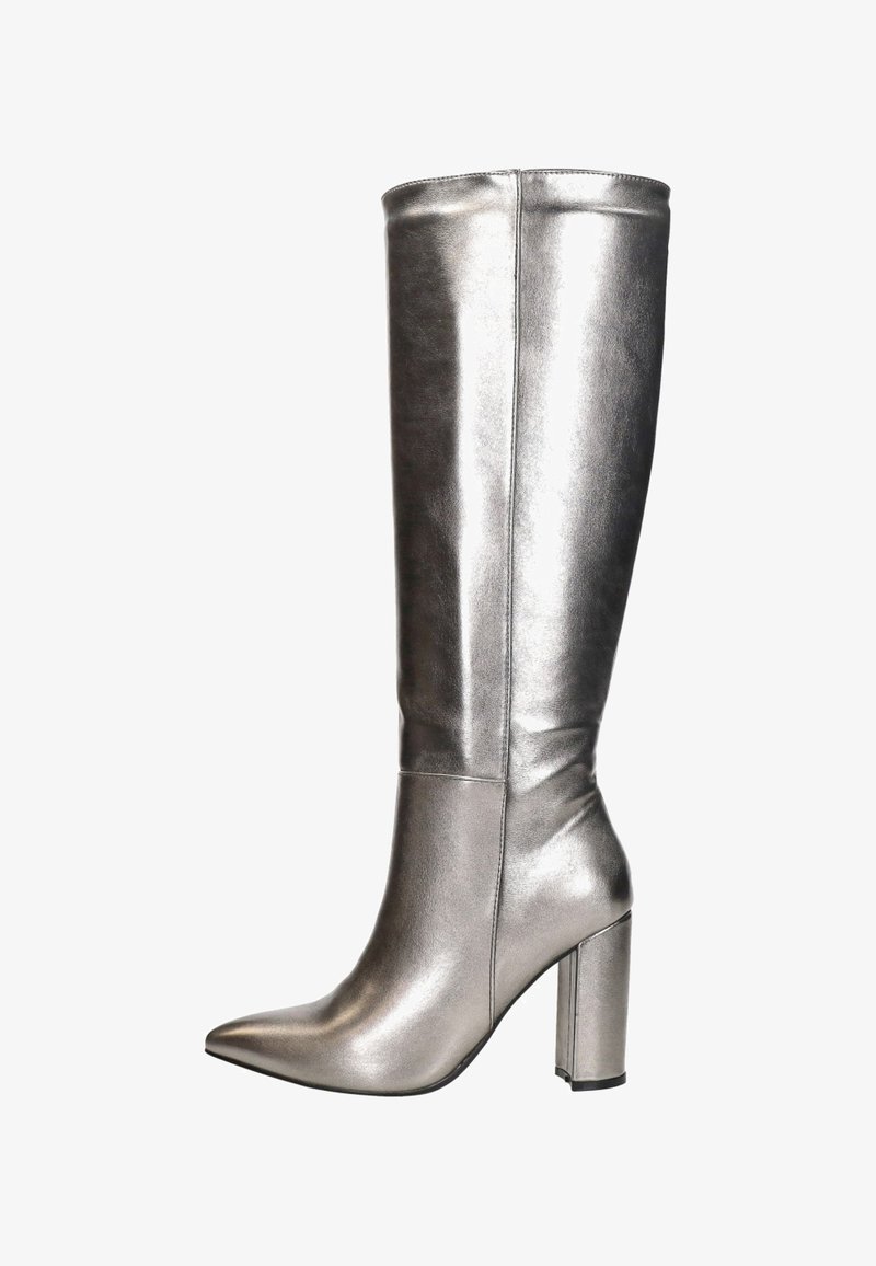 Zilveren kniehoge laars gemaakt van glanzend metallic materiaal. Heeft een puntige neus en een chunky rechthoekige hak. Glad oppervlak met minimale accenten.