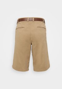 Khaki shorts lavet af glat bomuldsstof, med mellemhøj talje og opbrettede kant. Har to baglommer og et brunt bælte.