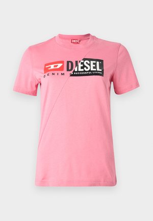 Tricou roz cu mâneci scurte, fabricat din bumbac. Are un design diagonal cu logo-ul și textul „DIESEL” în negru și roșu. Textură netedă, guler tip crew.