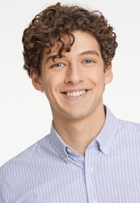 Ljusblå skjorta med knappar och tunna vita vertikala ränder. Har krage och en slät textur. Modellen har lockigt brunt hår och blå ögon.