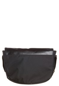 Svart budvagn med en stor framflik, tillverkad av tyg och läder, visad framifrån mot en vit bakgrund.