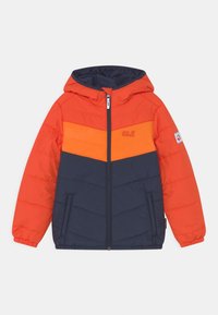 Giacca imbottita con cappuccio in arancione e blu navy. Presenta un design a righe orizzontali e due tasche laterali. Chiusura con zip e logo sul petto.