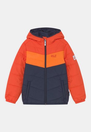 Polstret jakke med hætte i orange og marineblå. Har et horisontalt stribet design og to sidelommer. Lynlåslukning med logo på brystet.