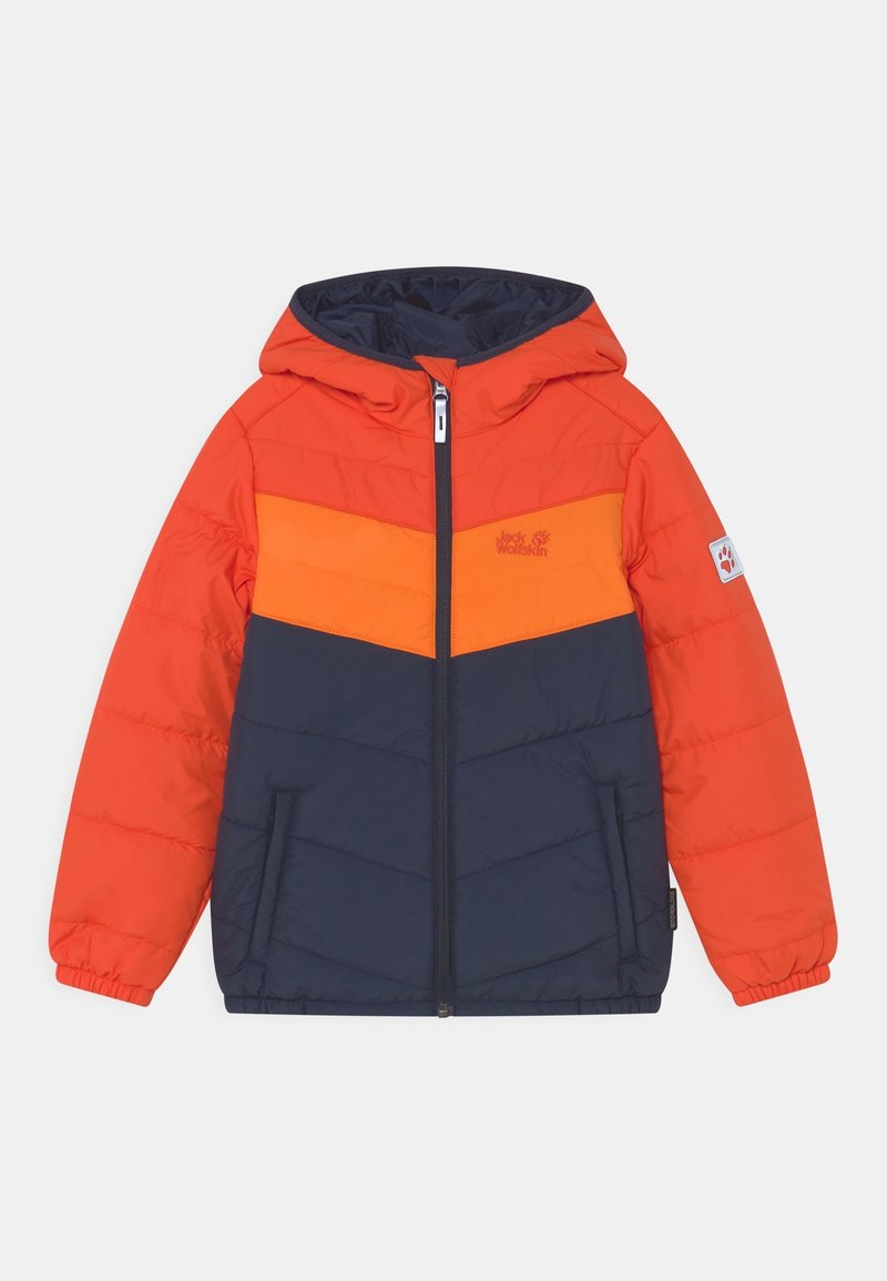 Giacca imbottita con cappuccio in arancione e blu navy. Presenta un design a righe orizzontali e due tasche laterali. Chiusura con zip e logo sul petto.