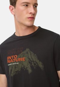 camel active MIT RUNDHALSAUSSCHNITT - T-Shirt print - asphalt