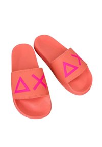 Koraalkleurige slide-sandalen met brede banden met daarop roze PlayStation-vormen: driehoek, cirkel, kruis en vierkant op een witte achtergrond.