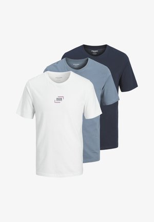 Τρία κοντομάνικα μπλουζάκια με στρογγυλή λαιμόκοψη σε λευκό, ανοιχτό μπλε και σκούρο ναυτικό μπλε, με μικρό λογότυπο "Jack & Jones" στην άσπρη μπλούζα.