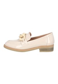 Mocasines de charol beige con un acento trenzado beige en la parte delantera y un tacón bajo apilado. Textura suave y diseño de punta redondeada.