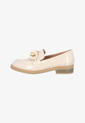 Beige Lackleder-Loafers mit einem geflochtenen beigen Akzent auf dem Blatt und einem niedrigen Blockabsatz. Glatte Textur und runde Zehenform.