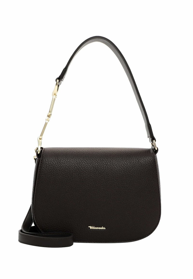 Bolso bandolera de cuero negro con un acabado texturizado, que presenta un acento de hardware en tono dorado, correa ajustable y un diseño de solapa curvada.