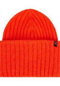 Heldere oranje gebreide muts met verticale ribbelstructuur. Bevat een omgeslagen rand en een klein zwart merklabel aan één kant.