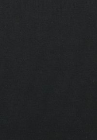 Schwarzer, strukturierter Stoff mit einem subtilen gewebten Muster, das eine Nahaufnahme des Materials und der Fasern zeigt.