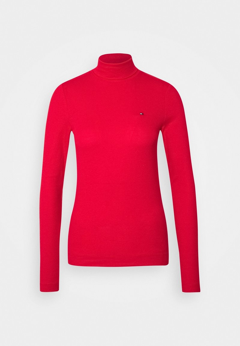 Pull rouge à col roulé à manches longues avec un petit logo sur le côté gauche de la poitrine, présenté sur un fond blanc uni.