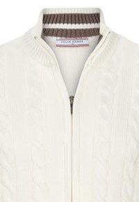 Maglione bianco a maglia cable-knit con zip frontale, colletto a coste a righe marroni e bianche, con etichetta del marchio al collo.