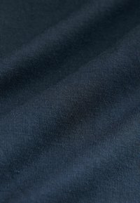 Dunkelblauem Stoff mit gerippter Textur, die feine horizontale Linien und eine glatte Oberfläche zeigt. Weich, leicht und leicht glänzend im Aussehen.