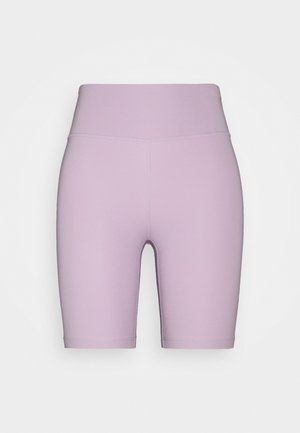 Shorts cyclistes lilas taille haute avec une finition lisse et une couture centrale, conçus pour une activité sportive ou une tenue décontractée.