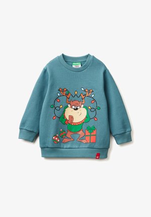 Felpa verde acqua con personaggio dei cartoni animati che indossa corna di cervo e luci natalizie, con ornamenti colorati e una scatola regalo stampati sul davanti.