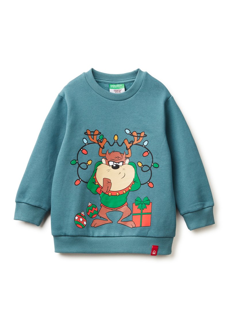 Tyrkysová mikina s kreslenou postavičkou s parožím a vánočními světýlky, s barevnými ozdobami a dárkovou krabičkou potisknutými na přední straně.