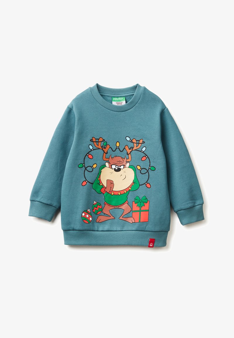 Tyrkysová mikina s kreslenou postavičkou s parožím a vánočními světýlky, s barevnými ozdobami a dárkovou krabičkou potisknutými na přední straně.