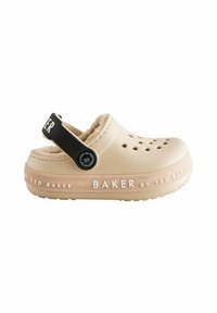 Zuecos beige con apertura en la parte trasera, forro de felpa, agujeros de ventilación y correa negra. Texto en blanco "BAKER by Ted Baker" en la suela.