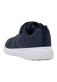 Sneaker in rete di colore blu navy con cinturino in velcro, suola in gomma bianca, tomaia testurizzata e linguetta posteriore rinforzata per supporto.