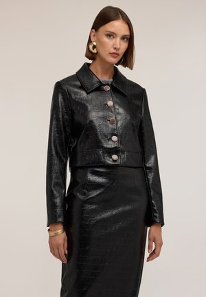 Motivi, GIUBBOTTO CORTO EFFETTO COCCODRILLO CON BOTTONI (ITALIAN SIZE) - Chaqueta de cuero sintético - nero