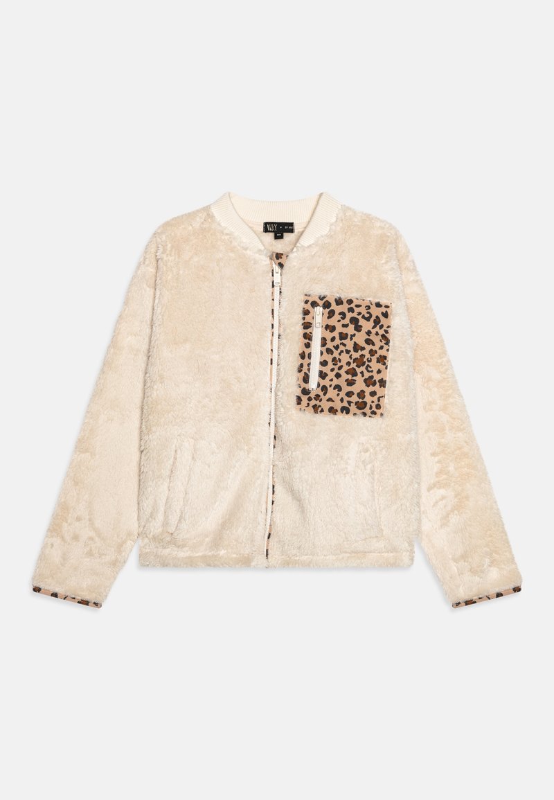 Veste duveteuse couleur crème avec poche poitrine zippée à imprimé léopard et bordure assortie sur les poignets et le long de la fermeture éclair.