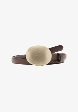 Ceinture en cuir marron avec une grande boucle ovale dorée mate et une boucle noire sur fond blanc.