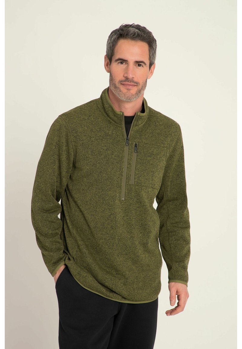 Pullover in pile verde oliva con colletto a zip, tessuto strutturato e tasca sul petto. Presenta maniche lunghe e una vestibilità rilassata.