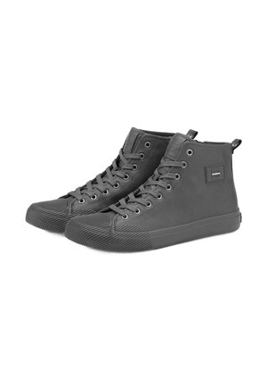 Zapatillas altas grises con punteras de goma, suelas texturizadas y una pequeña etiqueta en el lateral. Presentan un cierre con cordones y una pestaña en la parte posterior.