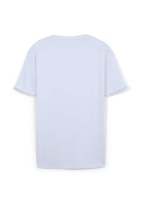T-shirt in cotone azzurro chiaro con maniche corte, colletto a giro e orlo dritto. Il tessuto è liscio con una consistenza morbida e delicata.