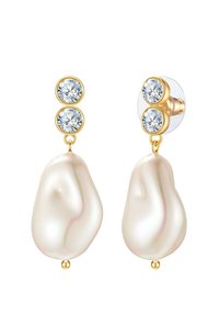Zlaté náušnice s dvoma okrúhlymi priehľadnými drahokamami navrchu a veľkým, nepravidelným perlovej kvapke dole, vytvárajú elegantný dizajn s lesklým povrchom.